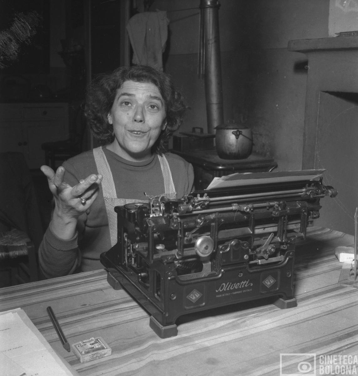 Bologna. Renata Viganò alla sua macchina da scrivere