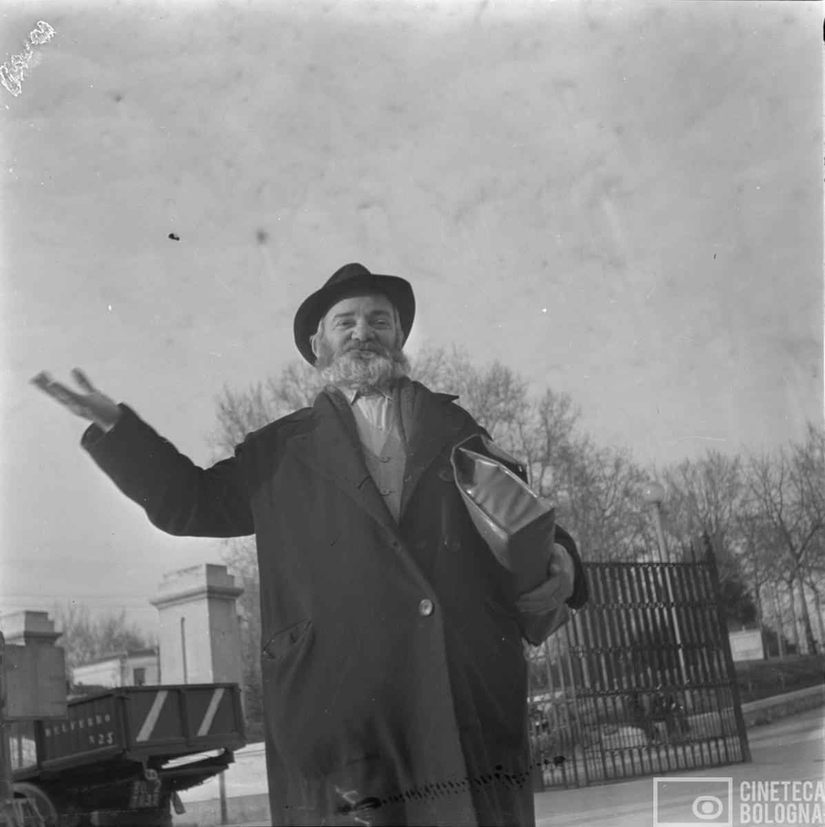 Bologna. Via Irnerio. Oreste Biavati davanti all'ingresso del Giardino della Montagnola