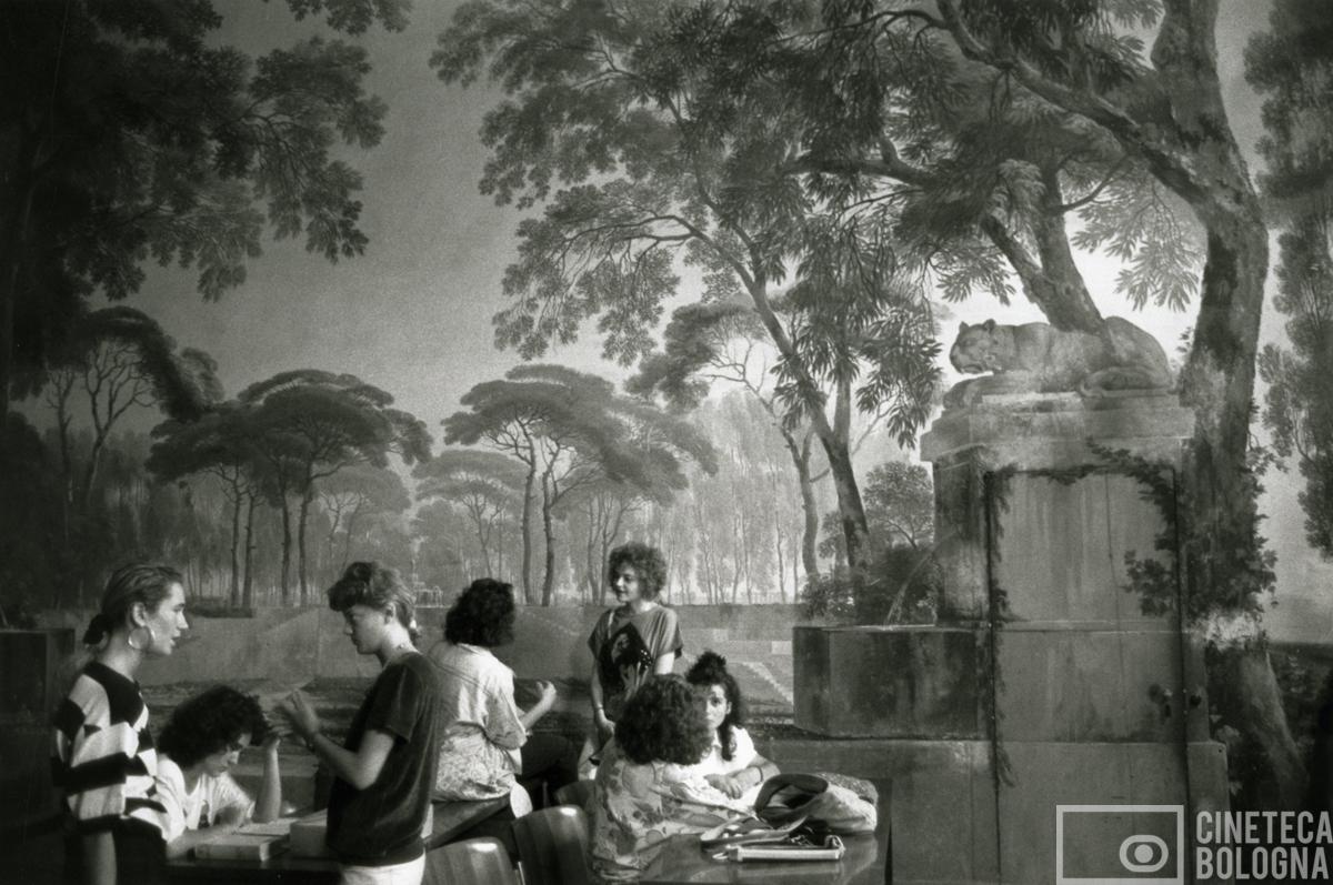 Mostra di Edouard Boubat a Bologna. Sette figure femminili con un affresco come sfondo