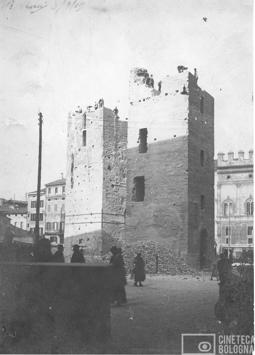 Bologna. Piazza di Porta Ravegnana. Torri Artenisi e Riccadonna