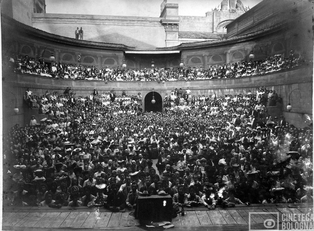 Bologna. Arena del Sole. Platea. In scena 