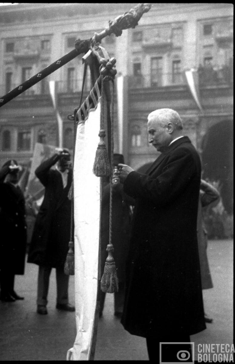 Bologna. Piazza Maggiore. Il Presidente della Repubblica Enrico De Nicola