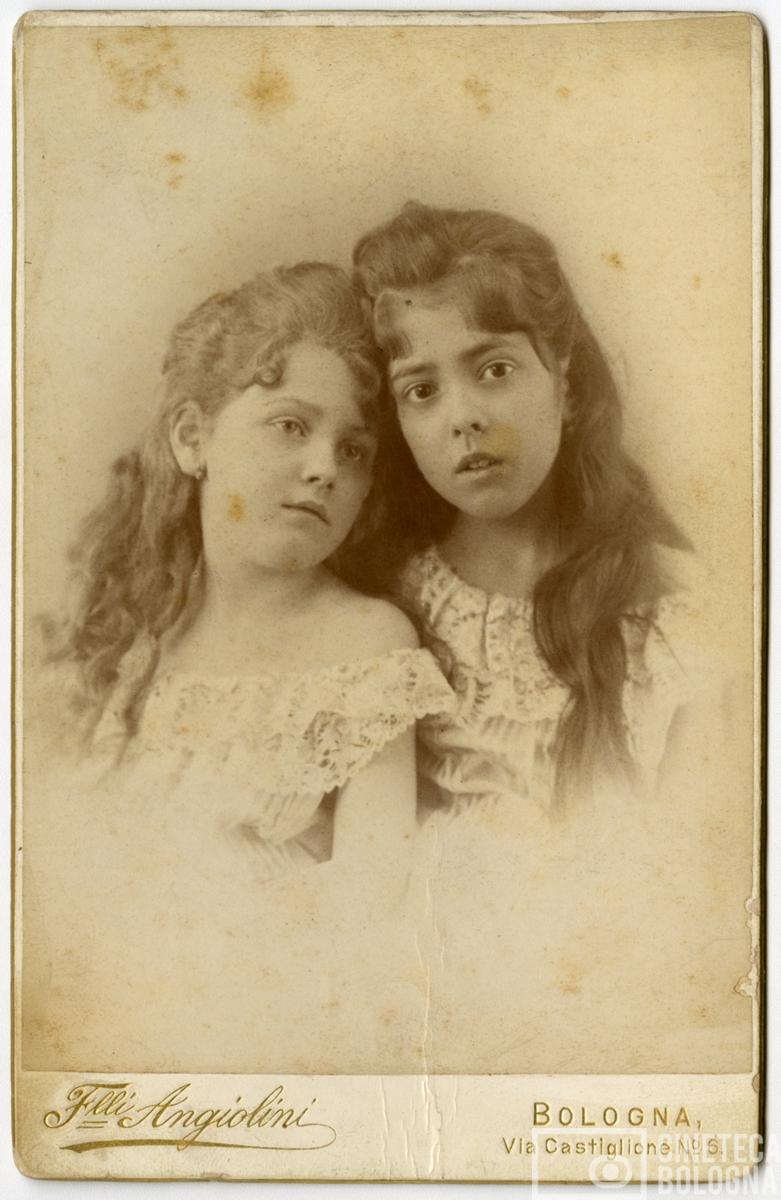 Bologna. Ritratto di bambine