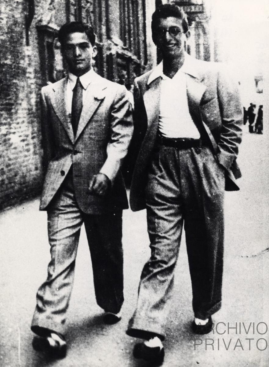 Bologna. Pier Paolo Pasolini e l'amico Ermes Parini, da lui soprannominato Paria, in via Ugo Bassi