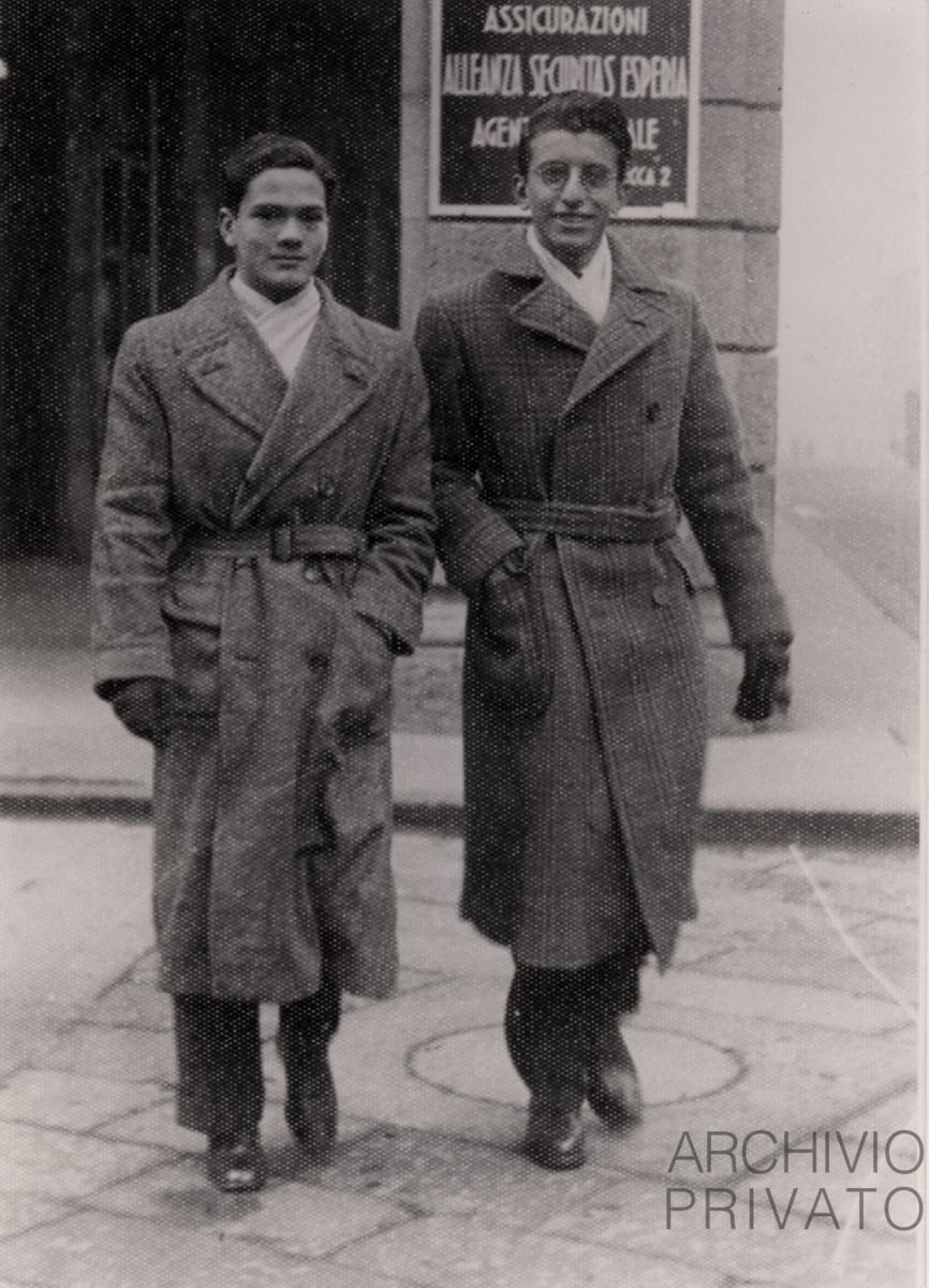 Bologna. Pasolini con Ermes Parini in via Giacomo Venezian, angolo via Ugo Bassi