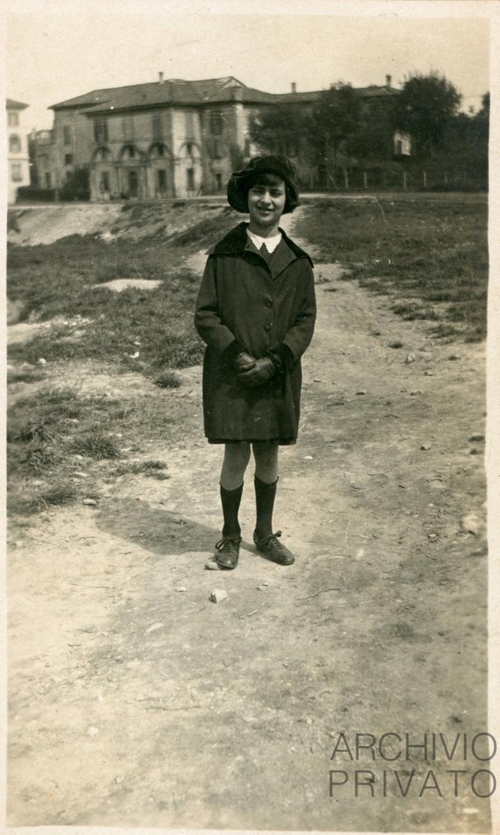 Ritratto di bambino. Sullo sfondo Casa Carducci
