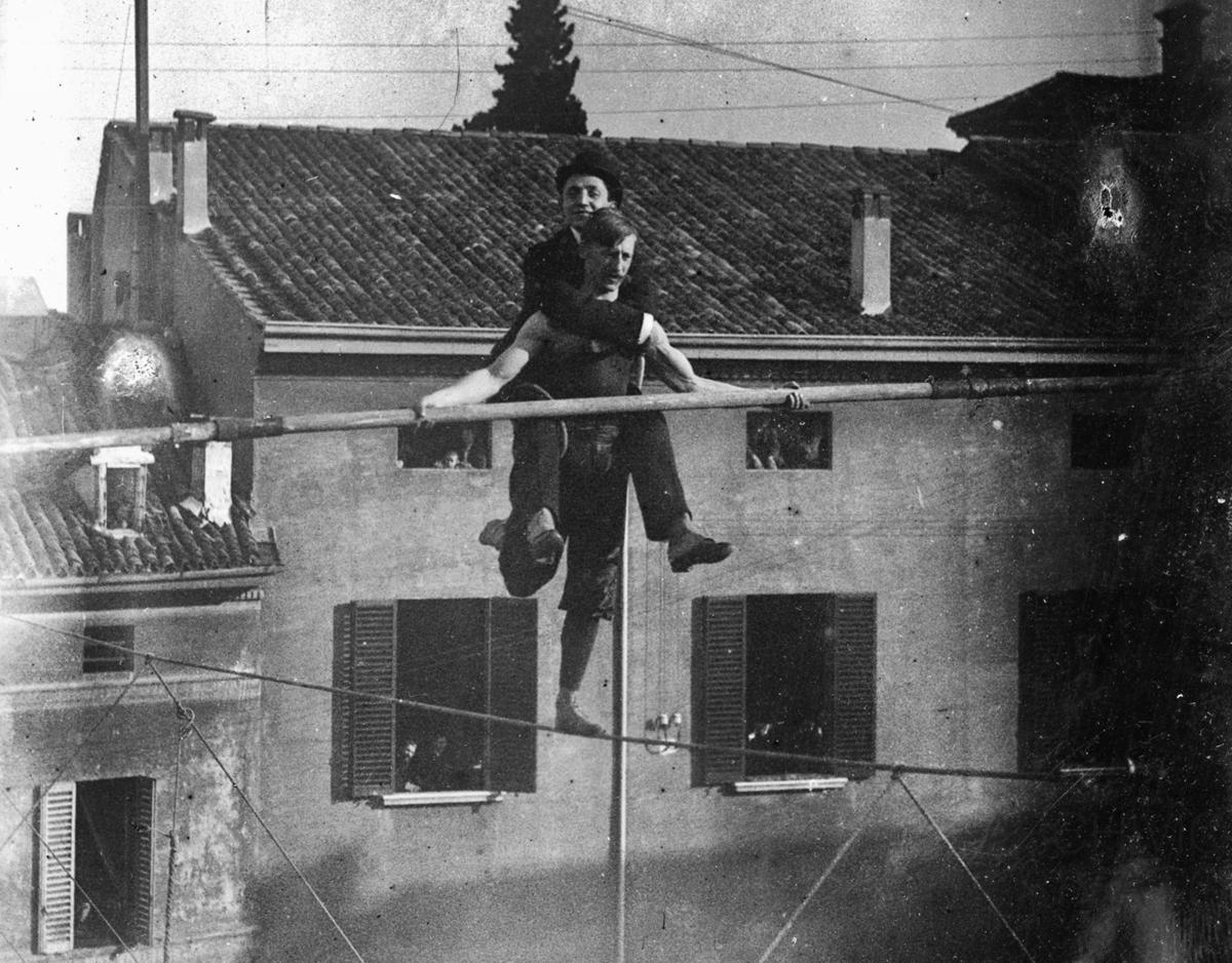 Il figlio dell'aria. Il funambolo Arturo Strohschneider in Piazza Aldrovandi