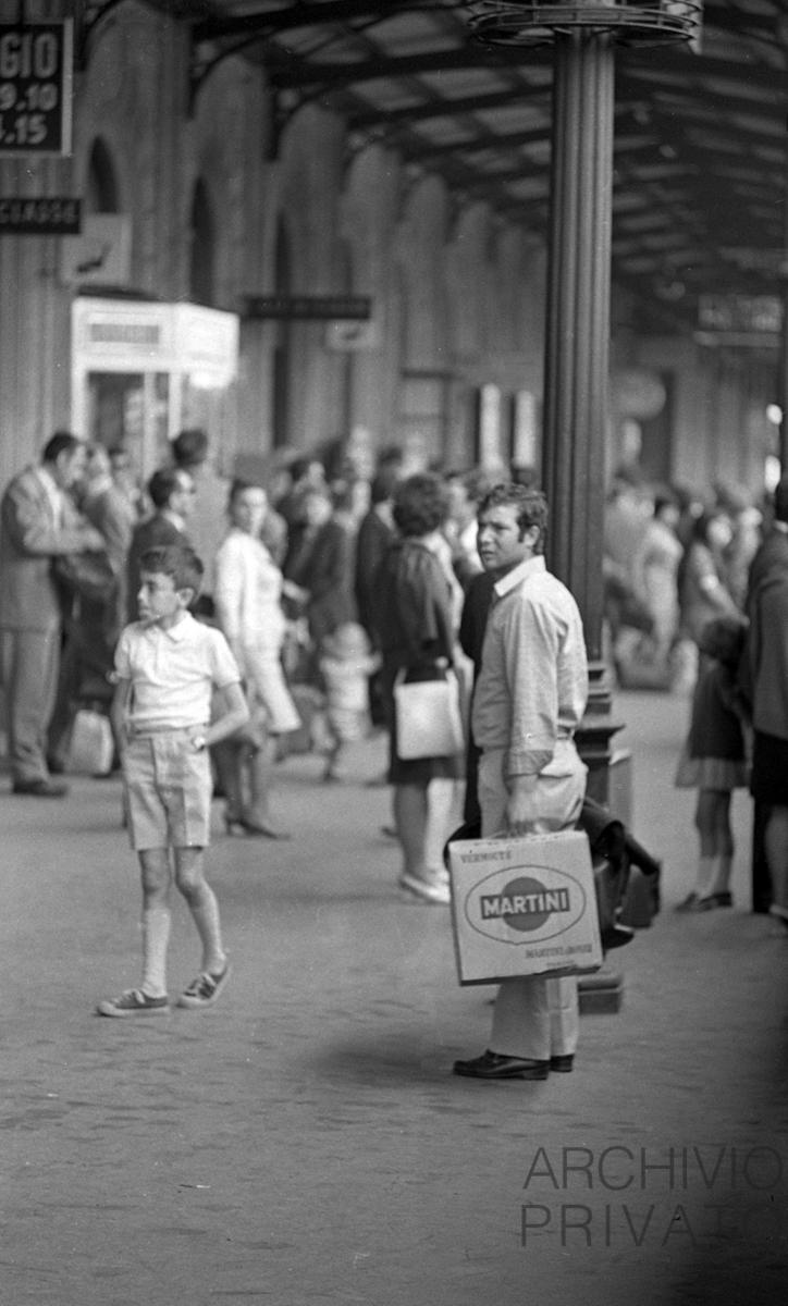 Bologna. Viaggiatori in stazione