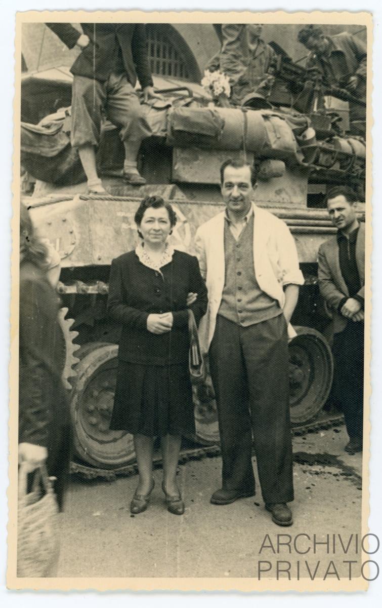 Bologna. Piazza Maggiore. Foto ricordo con carro armato
