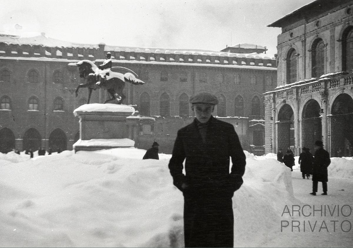 Bologna. Paolo in piazza Maggiore dopo la nevicata